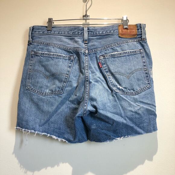 Levis 501 Shorts Women's 31 Denim Button Fly Cut Off Distressed 6" Boho Festival - Picture 1 of 13
